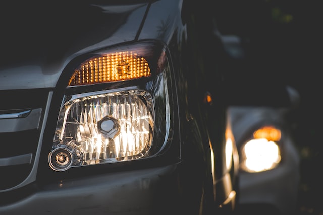 Jakie funkcję pełnią lampy obrysowe w samochodzie oraz jak wpływają na bezpieczeństwo kierowcy?