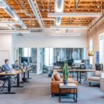 Meble biurowe pracownicze – jak dobrać ergonomiczne i funkcjonalne meble do swojej firmy?