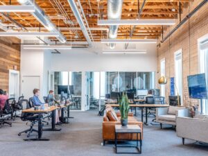 Meble biurowe pracownicze – jak dobrać ergonomiczne i funkcjonalne meble do swojej firmy?